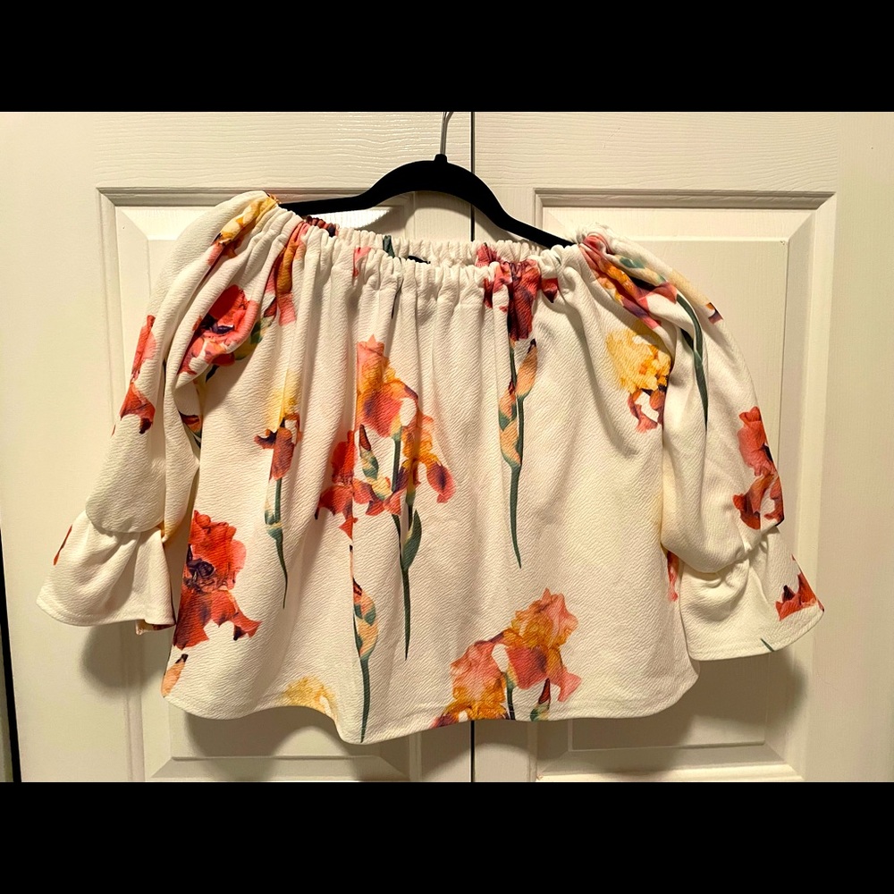 NWOT 🇬🇧 Wonderful white floral print off the shoulder top!